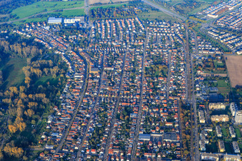 Vue aérienne de Neureuter Hauptstr à le quartier Neureut in Karlsruhe dans le département Bade-Wurtemberg, Allemagne