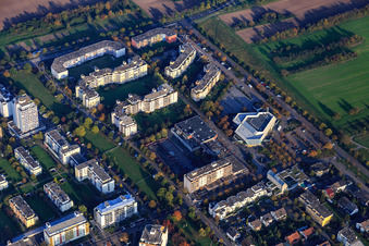 Vue aérienne de Runbsstraße avec Badnerlandhalle Karlsruhe à le quartier Neureut in Karlsruhe dans le département Bade-Wurtemberg, Allemagne