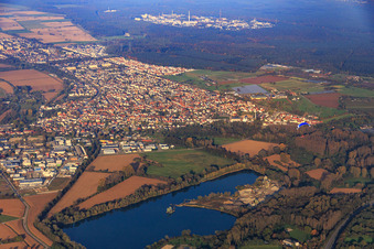 Vue aérienne de Vue de la ville entre Hardtwald et Altrhein depuis le sud à le quartier Eggenstein in Eggenstein-Leopoldshafen dans le département Bade-Wurtemberg, Allemagne
