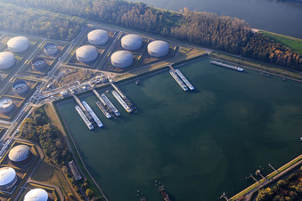 Vue aérienne de Pétrolier dans le port pétrolier MIRO sur le Rhin à le quartier Knielingen in Karlsruhe dans le département Bade-Wurtemberg, Allemagne