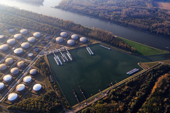 Vue aérienne de Pétrolier dans le port pétrolier MIRO sur le Rhin à le quartier Knielingen in Karlsruhe dans le département Bade-Wurtemberg, Allemagne