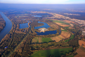 Vue aérienne de Centrale à béton Lithonplus GmbH & Co. KG au lac de carrière Eggenstein à le quartier Eggenstein in Eggenstein-Leopoldshafen dans le département Bade-Wurtemberg, Allemagne