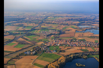 Vue aérienne de Vue du village sur le Vieux Rhin depuis le sud à Neupotz dans le département Rhénanie-Palatinat, Allemagne