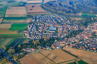 Vue aérienne de Vue d'ensemble du village depuis le sud à Kuhardt dans le département Rhénanie-Palatinat, Allemagne