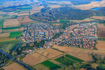 Vue aérienne de Vue d'ensemble du village depuis le sud à Kuhardt dans le département Rhénanie-Palatinat, Allemagne