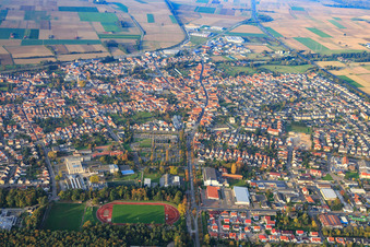 Vue aérienne de Cimetière et Rheinzaberner Straße depuis le sud à Rülzheim dans le département Rhénanie-Palatinat, Allemagne