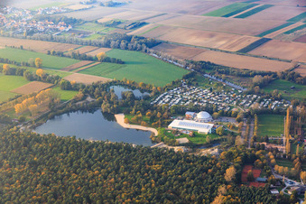 Vue aérienne de Camping Resort Rülzheim et Dampfnudel Rülzheim dans le centre de loisirs à Rülzheim dans le département Rhénanie-Palatinat, Allemagne