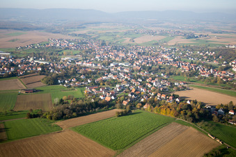 Vue aérienne de Soultz-sous-Forêts dans le département Bas Rhin, France