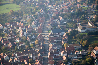 Vue d'oiseau de Soultz-sous-Forêts dans le département Bas Rhin, France