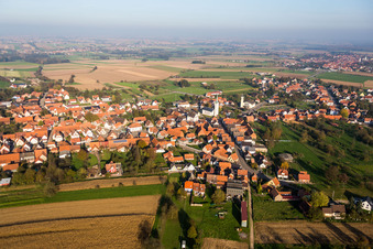 Vue aérienne de Champs agricoles et terres agricoles à Rittershoffen dans le département Bas Rhin, France