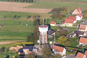 Vue aérienne de Construction du château d'eau monument industriel à Rittershoffen dans le département Bas Rhin, France