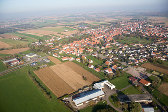 Vue d'oiseau de Rittershoffen dans le département Bas Rhin, France