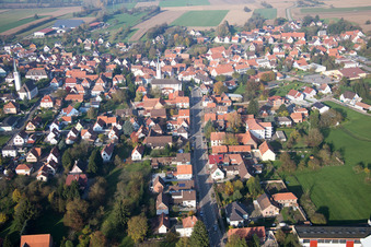 Vue aérienne de Vue sur le village à Hatten dans le département Bas Rhin, France