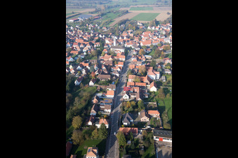 Vue aérienne de Vue sur le village à Hatten dans le département Bas Rhin, France