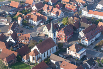 Vue aérienne de Église du Presbytère protestant au centre du village à Niederrœdern dans le département Bas Rhin, France