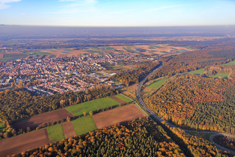 Vue aérienne de Otterbachtal et l'autoroute A65 en périphérie à Kandel dans le département Rhénanie-Palatinat, Allemagne