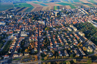 Vue aérienne de Bahnhofstrasse vue du sud à Kandel dans le département Rhénanie-Palatinat, Allemagne