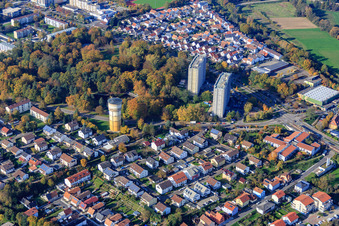 Vue aérienne de Château d'eau et deux immeubles résidentiels de grande hauteur à Dorschbergstr à Wörth am Rhein dans le département Rhénanie-Palatinat, Allemagne