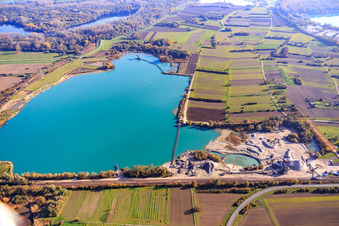 Vue aérienne de Bagersee Willersinn avec HBM Hagenbacher Bau Mineralstoffe GmbH&Co.KG à Hagenbach dans le département Rhénanie-Palatinat, Allemagne