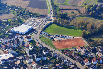 Vue aérienne de Match de football du SV Hagenbach sur le terrain dur du REWE à Hagenbach dans le département Rhénanie-Palatinat, Allemagne