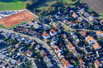 Vue aérienne de Match de football du SV Hagenbach sur terrain dur à Hagenbach dans le département Rhénanie-Palatinat, Allemagne