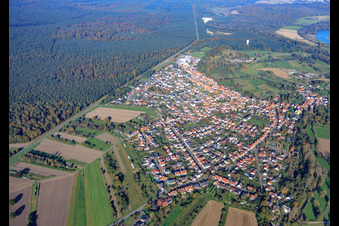 Vue aérienne de Vue du village depuis le sud à Berg dans le département Rhénanie-Palatinat, Allemagne