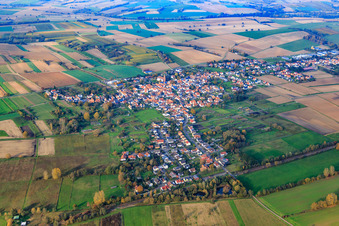 Vue aérienne de Vue du village depuis le sud à Kapsweyer dans le département Rhénanie-Palatinat, Allemagne