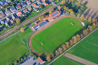 Vue aérienne de Terrains de sport de Sportfreunde Steinfeld et Wiesentalhalle à Steinfeld dans le département Rhénanie-Palatinat, Allemagne
