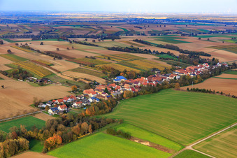 Vue aérienne de Village de rue vu du sud-ouest à Vollmersweiler dans le département Rhénanie-Palatinat, Allemagne