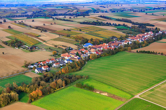 Vue aérienne de Village de rue vu du sud-ouest à Vollmersweiler dans le département Rhénanie-Palatinat, Allemagne