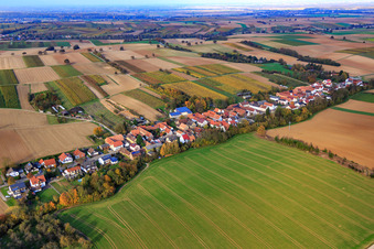 Vue oblique de Village de rue vu du sud-ouest à Vollmersweiler dans le département Rhénanie-Palatinat, Allemagne