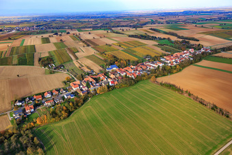 Village de rue vu du sud-ouest à Vollmersweiler dans le département Rhénanie-Palatinat, Allemagne d'en haut