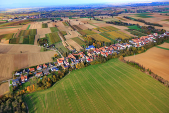 Village de rue vu du sud-ouest à Vollmersweiler dans le département Rhénanie-Palatinat, Allemagne hors des airs
