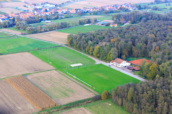 Vue aérienne de Stade du TSV 1908 Freckenfeld au bord du Bienwald depuis le sud à Freckenfeld dans le département Rhénanie-Palatinat, Allemagne
