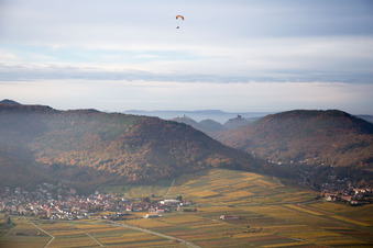 Vue aérienne de Paysage automnal de forêt et de montagne de la lisière de Haardt, dans la forêt du Palatinat à Leinsweiler dans le département Rhénanie-Palatinat, Allemagne