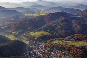 Vue aérienne de Vue du village dans la forêt automnale du Palatinat depuis l'est à Vorderweidenthal dans le département Rhénanie-Palatinat, Allemagne