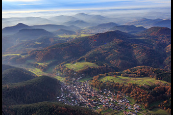 Vue aérienne de Vue du village dans la forêt automnale du Palatinat depuis l'est à Vorderweidenthal dans le département Rhénanie-Palatinat, Allemagne
