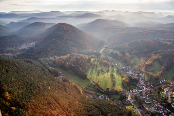 Vue aérienne de Erlenbach, château de Berwartstein à Erlenbach bei Dahn dans le département Rhénanie-Palatinat, Allemagne