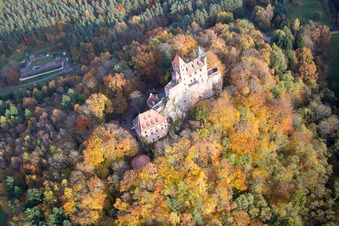 Vue d'oiseau de Erlenbach, château de Berwartstein à Erlenbach bei Dahn dans le département Rhénanie-Palatinat, Allemagne