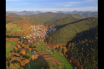 Vue aérienne de Vue du village dans la forêt automnale du Palatinat depuis l'ouest à Vorderweidenthal dans le département Rhénanie-Palatinat, Allemagne
