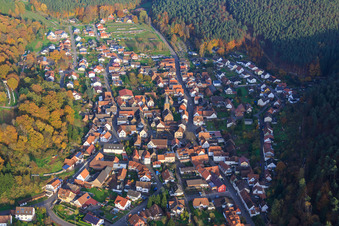 Vue aérienne de Vue du village dans la forêt automnale du Palatinat depuis l'ouest à Vorderweidenthal dans le département Rhénanie-Palatinat, Allemagne