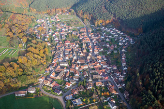 Vue aérienne de Vue sur le village à Vorderweidenthal dans le département Rhénanie-Palatinat, Allemagne