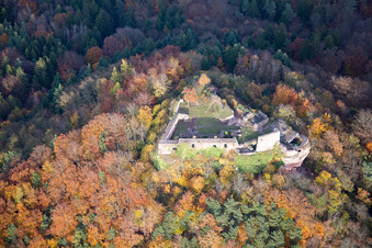 Vue aérienne de Ruines et vestiges des murs de l'ancien complexe du château de Lindelbrunn à Vorderweidenthal dans le département Rhénanie-Palatinat, Allemagne
