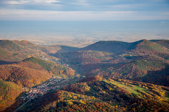 Vue aérienne de Paysage forestier et montagneux de la forêt du Palatinat en automne à Waldrohrbach dans le département Rhénanie-Palatinat, Allemagne