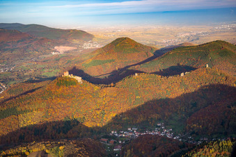 Vue aérienne de Château de Trifels à le quartier Bindersbach in Annweiler am Trifels dans le département Rhénanie-Palatinat, Allemagne