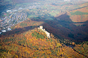 Vue aérienne de Complexe du château de Veste Burg Trifels à Annweiler am Trifels dans le département Rhénanie-Palatinat, Allemagne