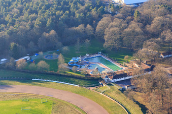Vue aérienne de Piscine extérieure de la forêt d'Herxheim à Herxheim bei Landau dans le département Rhénanie-Palatinat, Allemagne