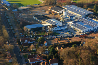 Vue aérienne de Quartier Lanzet du sud avec Hagebau Kompakt - Gillet Baustoffe GmbH à Herxheim bei Landau dans le département Rhénanie-Palatinat, Allemagne