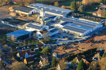 Vue oblique de Quartier Lanzet du sud avec Hagebau Kompakt - Gillet Baustoffe GmbH à Herxheim bei Landau dans le département Rhénanie-Palatinat, Allemagne