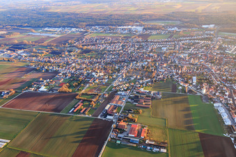 Vue aérienne de Vue de la ville depuis le nord à Herxheim bei Landau dans le département Rhénanie-Palatinat, Allemagne